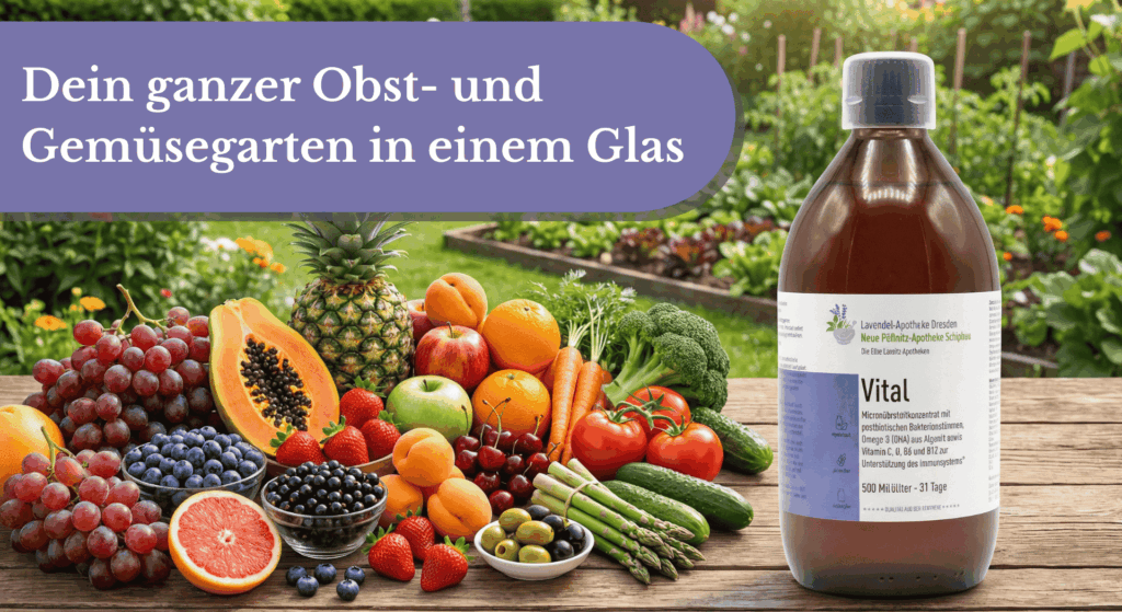 Große Auswahl an Obst und Gemüse liegt auf einem Tisch vor Gartenhintergrund mit Vitalflasche